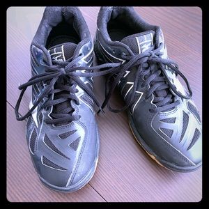 Mizuno volleyball shoes size 9
